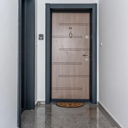 Charming With Parking - 5min To The *