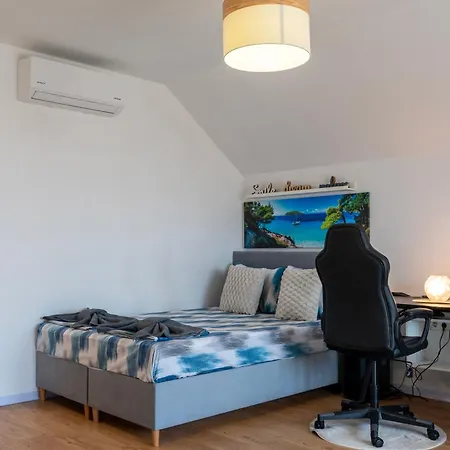 Charming With Parking - 5min To The Appartamento Burgas